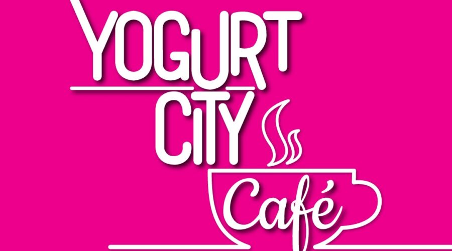 Logo Yogurt City Café bianco su sfondo magenta, con tazzina stilizzata e ciuffetti di vapore